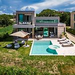 Modern Villa With Private Pool In Baru